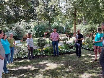Im Kurpark Bad Bocklet erläutert Kurdirektor Thomas Beck aktuelle Herausforderungen (von links): Martin Eisenmann, Petra Winter, Martina Faber, Kerstin Celina MdL, Thomas Beck, Bastian Graber, Antje Kopp und  Christian Zwanziger MdL. Aljoscha Labeille