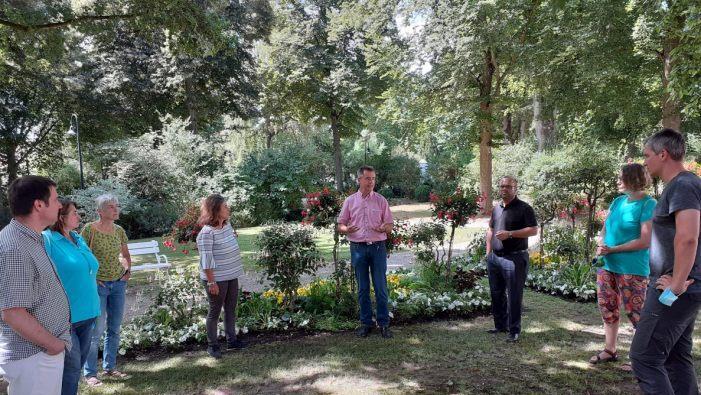 Im Kurpark Bad Bocklet erläutert Kurdirektor Thomas Beck aktuelle Herausforderungen (von links): Martin Eisenmann, Petra Winter, Martina Faber, Kerstin Celina MdL, Thomas Beck, Bastian Graber, Antje Kopp und  Christian Zwanziger MdL. Aljoscha Labeille