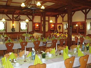 In der gro&szlig;z&uuml;gigen Gaststube des Tannenhof Schorr genie&szlig;en G&auml;ste fr&auml;nkische K&uuml;che und regionale Spezialit&auml;ten.