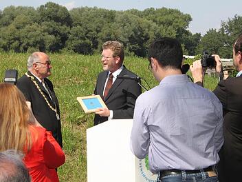 Den Schlüssel zum Pumpwerk überreichte am Freitag Umweltminister Marcel Huber unter großem Medieninteresse an den Mainleuser Bürgermeister Dieter Adam. Im Hintergrund der inzwischen begrünte Deich. Fotos: Jürgen Gärtner
