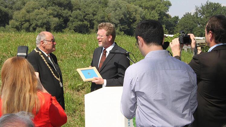 Den Schlüssel zum Pumpwerk überreichte am Freitag Umweltminister Marcel Huber unter großem Medieninteresse an den Mainleuser Bürgermeister Dieter Adam. Im Hintergrund der inzwischen begrünte Deich. Fotos: Jürgen Gärtner