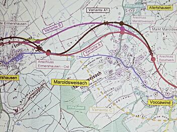 Eine alte Planung ist wieder Diskussionsthema: Manche haben im Gemeinderat Maroldsweisach die Hoffnung aufgegeben das Ortsumgehungen realisiert werden. Trotzdem will der Gemeinderat die Weichen stellen, soweit sie an den Schrauben drehen kann, um damit aktuell zu bleiben. Die blaue Linie unten zeigt den derzeitigen Verlauf der B 279 zwischen Voccawind und Ermershausen, die anderen Linien Varianten der Umgehung. Foto: Helmut Will