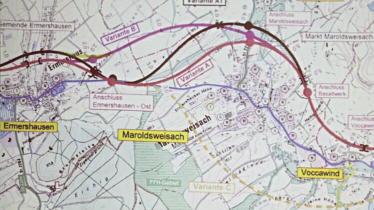 Eine alte Planung ist wieder Diskussionsthema: Manche haben im Gemeinderat Maroldsweisach die Hoffnung aufgegeben das Ortsumgehungen realisiert werden. Trotzdem will der Gemeinderat die Weichen stellen, soweit sie an den Schrauben drehen kann, um damit aktuell zu bleiben. Die blaue Linie unten zeigt den derzeitigen Verlauf der B 279 zwischen Voccawind und Ermershausen, die anderen Linien Varianten der Umgehung. Foto: Helmut Will