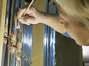 Matuschka Martschella Dimitrova bemalte die Pfeifen der Beichtstuhl-Orgel des Bischofsheimer orthodoxen Geistlichen mit Löwenkopfmotiven.  Foto: Marion Eckert