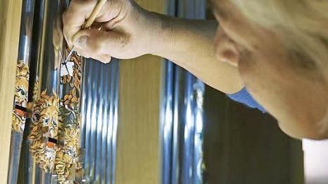 Matuschka Martschella Dimitrova bemalte die Pfeifen der Beichtstuhl-Orgel des Bischofsheimer orthodoxen Geistlichen mit Löwenkopfmotiven.  Foto: Marion Eckert