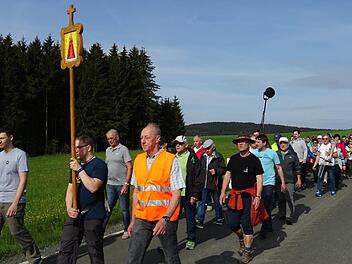 In Wolfersgrün und auch in Wallenfels, hier im Bild, hat die Wallfahrt nach Marienweiher eine lange Tradition. Die Absicherungsposten, die mit Warnwesten voraus und hinterher laufen, dürfen rein rechtlich den Verkehr nicht regeln - das sorgt für Probleme.  Foto: privat