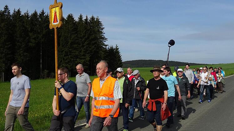 In Wolfersgrün und auch in Wallenfels, hier im Bild, hat die Wallfahrt nach Marienweiher eine lange Tradition. Die Absicherungsposten, die mit Warnwesten voraus und hinterher laufen, dürfen rein rechtlich den Verkehr nicht regeln - das sorgt für Probleme.  Foto: privat