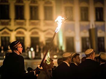 Auf dem Coburger Marktplatz endete der traditionelle CC-Fackelzug beim Pfingstkongress.Foto: Jochen Berger