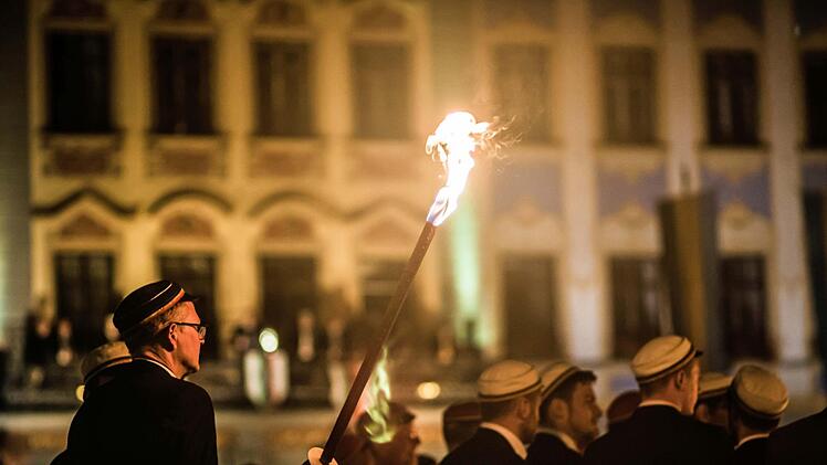 Auf dem Coburger Marktplatz endete der traditionelle CC-Fackelzug beim Pfingstkongress.Foto: Jochen Berger