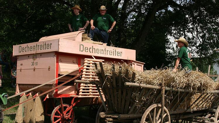 Das Fierster Dreschteam wartet auf seinen Einsatz mit der Dechentreiter Dreschmaschine. Foto: Janina Reuter