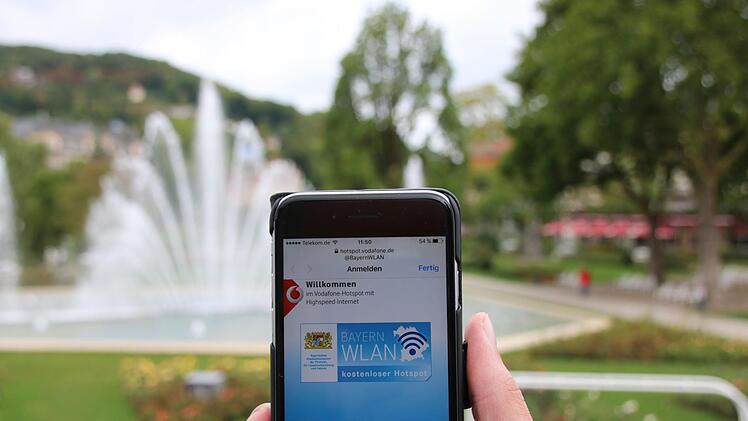 Wer seine Eindrücke in sozialen Medien posten oder einfach nur im Internet surfen möchte, kann das an immer mehr Stellen in Bad Kissingen über freie Wlan-Zugänge tun.Ralf Ruppert