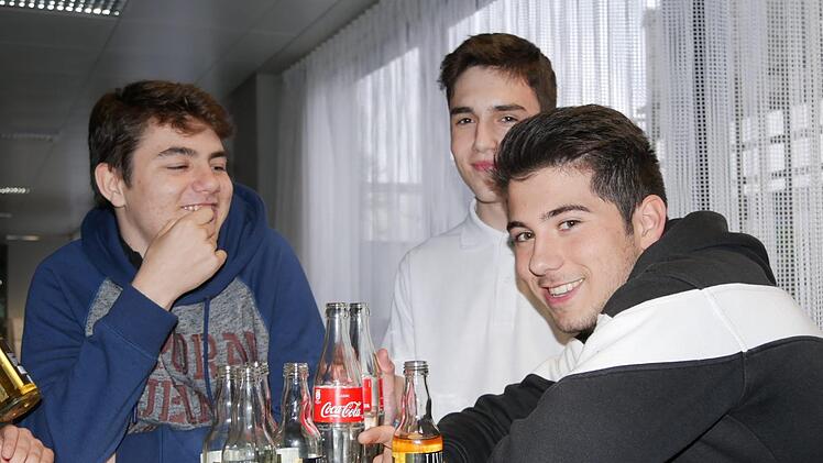 Für  Luca, Tom und Jean-Loup (von links) hatte die Rathaus-Atmosphäre einfach was Nettes. Foto: Manja von Nida