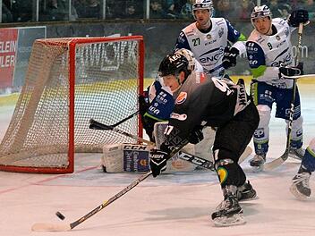 Zweimal findet der Puck den Weg durch die Lindauer Abwehr zu Lukas Lenk (vorn), der eiskalt zuschlägt. Fotos: Picturedreams