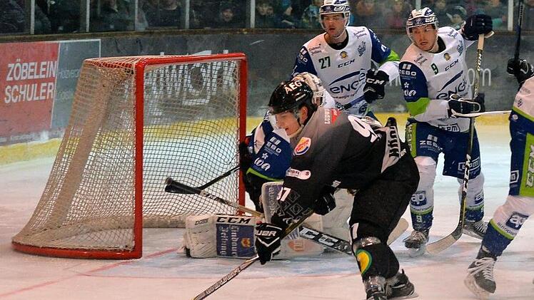 Zweimal findet der Puck den Weg durch die Lindauer Abwehr zu Lukas Lenk (vorn), der eiskalt zuschlägt. Fotos: Picturedreams