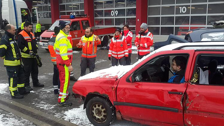 Das Bad Brückenauer Feuerwehrgerätehaus bietet den Helfern vor Ort ideale Voraussetzungen für den jährlichen Ausbildungstag. Auch diesmal konnten die rund 50 Teilnehmer an verschiedenen Stationen gleichzeitig ihr bei der Schulung erworbenes Wissen sofort in die Praxis umsetzen.