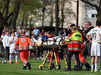 Philipp Nagengast wurde kurz vor dem Ende der Partie gegen den FC Sand nach einem Zusammenprall mit Johannes Bechmann mit der Trage zum Krankenwagen gefahren. Fotos: Sebastian Baumann