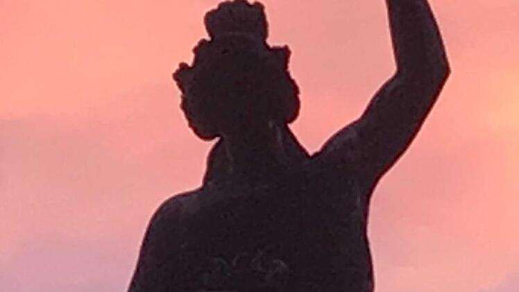Bavaria schaut auf den Platz.