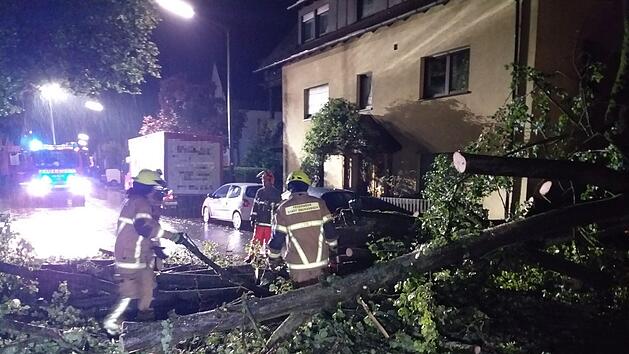 Teils massive Schäden hinterließen Unwetter in der Nacht auf Samstag in Süddeutschland. Auch Franken war betroffen.  Foto: NEWS5 / Klein