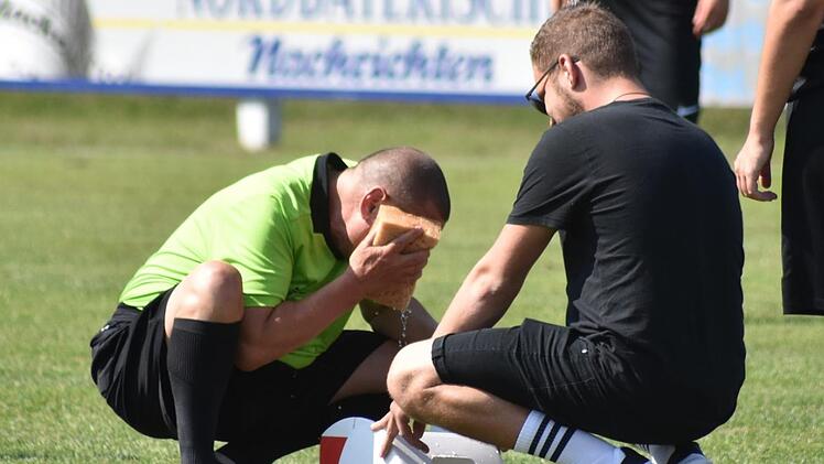 Schiedsrichter Reinhard Mikenda bekam in einem Kreisliga-Fußballspiel der Frauen einen Schuss ins Gesicht und brauchte ein bisschen Kühlung.Raphael Porzelt