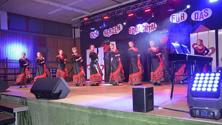 Die Ballettschule Hufnagl  zeigte einem temperamentvollen spanischen Tanz "Suaramente".K.-H. Hofmann