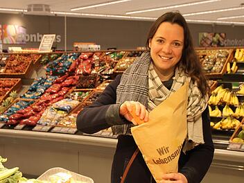 Leonie Nelkenstock packt ihr  Gemüse in die Papiertüte: Im Rhön-Center ist das  möglich, in anderen Märkten aktuell noch nicht. Foto: Ulrike Müller