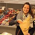 Leonie Nelkenstock packt ihr  Gemüse in die Papiertüte: Im Rhön-Center ist das  möglich, in anderen Märkten aktuell noch nicht. Foto: Ulrike Müller