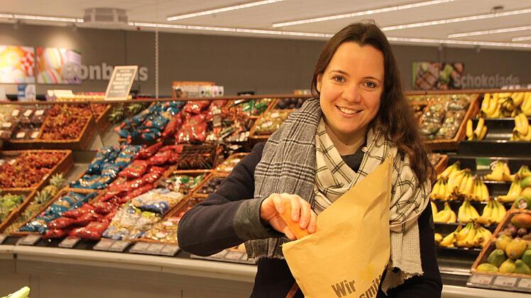 Leonie Nelkenstock packt ihr  Gemüse in die Papiertüte: Im Rhön-Center ist das  möglich, in anderen Märkten aktuell noch nicht. Foto: Ulrike Müller