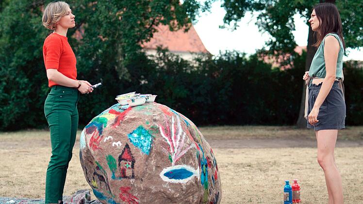 Aufgrund ihrer politischen Ansichten entsteht ein Streit zwischen Anja (Alina Levshin, links) und Lydia (Claudia Eisinger).
