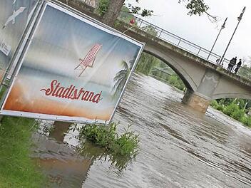 Im Mai gibt es an der Saale eigentlich kein Hochwasser mehr. Eigentlich. Und wenn doch? Seit kaum einer Woche in Betrieb muss der Stadtstrand deshalb schon seine erste Bewährungsprobe bestehen. Foto: Paul Ziegler