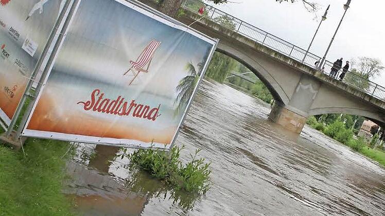 Im Mai gibt es an der Saale eigentlich kein Hochwasser mehr. Eigentlich. Und wenn doch? Seit kaum einer Woche in Betrieb muss der Stadtstrand deshalb schon seine erste Bewährungsprobe bestehen. Foto: Paul Ziegler