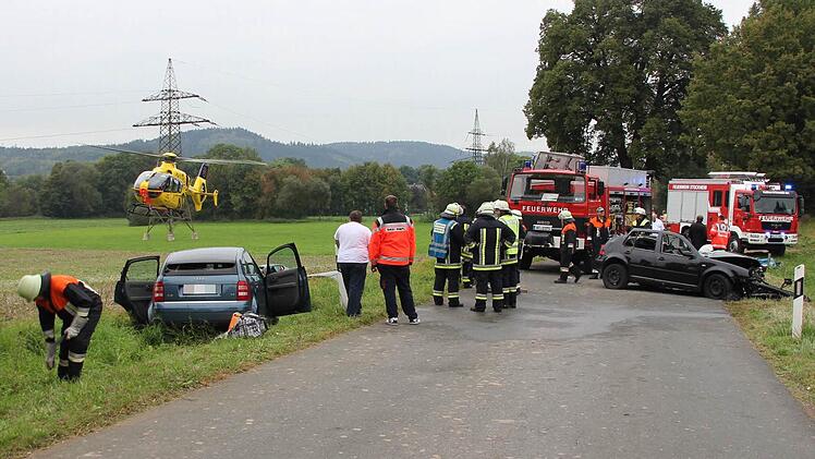 Der Rettungshubschrauber startet mit dem schwer verletzten Fahrer des Golf (rechts). Links der total beschädigte Audi.  Foto: Friedwald Schedel