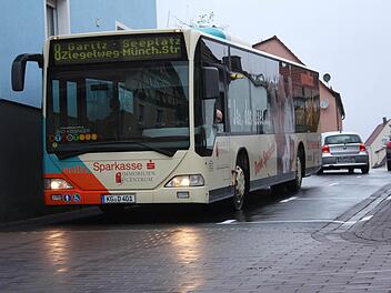 Nur knapp passt der Linienbus zwischen Parkmarkierung und Hauswand hindurch.  Foto: Robert Huger