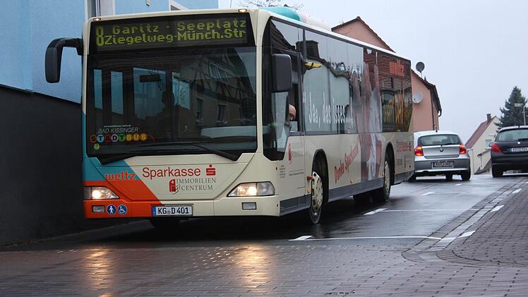 Nur knapp passt der Linienbus zwischen Parkmarkierung und Hauswand hindurch.  Foto: Robert Huger