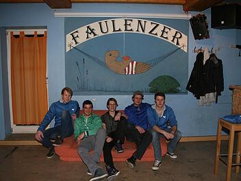 Sie wirken nur untätig, in Wirklichkeit haben die Mitglieder des "Faulenzer"-Clubs ihr Domizil von innen schon toll hergerichtet. Foto: Sylvia Hubele