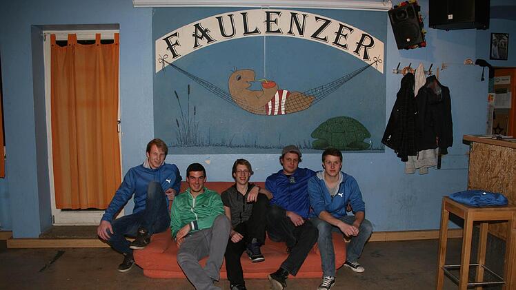 Sie wirken nur untätig, in Wirklichkeit haben die Mitglieder des "Faulenzer"-Clubs ihr Domizil von innen schon toll hergerichtet. Foto: Sylvia Hubele