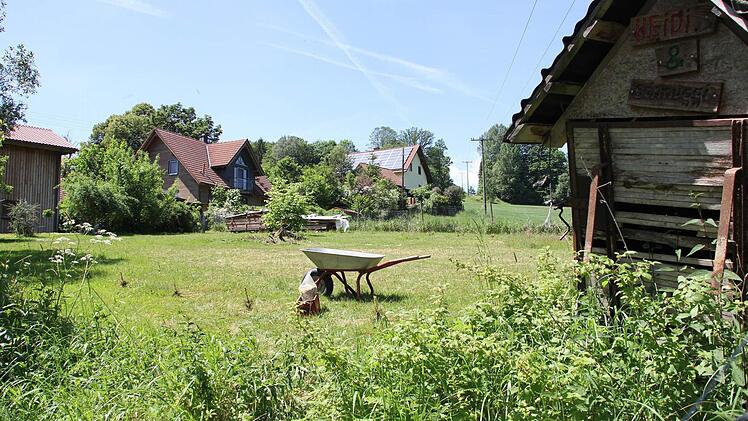 Nur etwa 200 Meter vom Bienenstand entfernt (rechtes Haus) ließen sich die Bienen nieder.  Foto: Friedwald Schedel