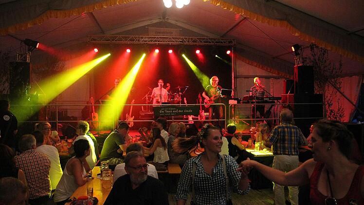 Als die Telstars losrockten, war die Tanzfläche schnell gefüllt. Die vielen Fans waren wie immer begeistert. Foto: Adriane Lochner