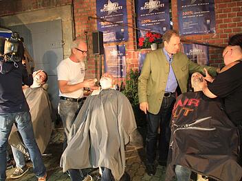 Kollektive Rasur: Auf den Stühlen haben Stuhl haben (von links) Dietmar Schmitt, Konrad Ebitsch und Markus Häggberg Platz genommen. Sie werden von Willi und Heik Engelhardt sowie von Mandy Jordan rasiert.  Foto: Gerda Völk