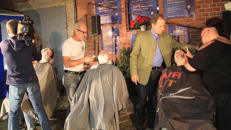Kollektive Rasur: Auf den Stühlen haben Stuhl haben (von links) Dietmar Schmitt, Konrad Ebitsch und Markus Häggberg Platz genommen. Sie werden von Willi und Heik Engelhardt sowie von Mandy Jordan rasiert.  Foto: Gerda Völk