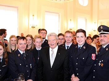 Die Jugendfeuerwehr Neufang mit dem ehemaligen Bundespräsidenten Joachim Gauck.  Foto: privat