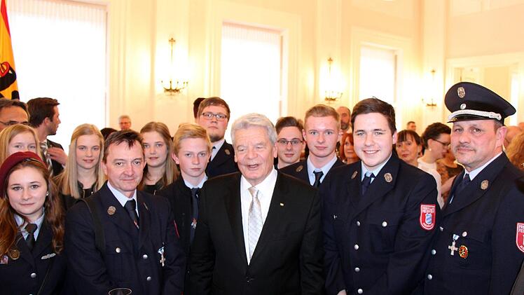Die Jugendfeuerwehr Neufang mit dem ehemaligen Bundespräsidenten Joachim Gauck.  Foto: privat