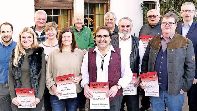 Die Ehrung, vorne von links: Vorsitzender Lukas Heidner, Angela Pieger, Doris Piger, Carina Pieger, Berthold Oppelt, Stefan Kroder, Klaus Friedel; hinten von links: Ernst Neuner, Josef Deubel, Hans Sch&uuml;tz, Albin Meixner, B&uuml;rgermeister Bernd Drummer
