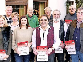Die Ehrung, vorne von links: Vorsitzender Lukas Heidner, Angela Pieger, Doris Piger, Carina Pieger, Berthold Oppelt, Stefan Kroder, Klaus Friedel; hinten von links: Ernst Neuner, Josef Deubel, Hans Schütz, Albin Meixner, Bürgermeister Bernd Drummer