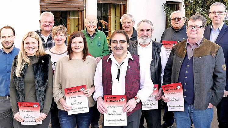 Die Ehrung, vorne von links: Vorsitzender Lukas Heidner, Angela Pieger, Doris Piger, Carina Pieger, Berthold Oppelt, Stefan Kroder, Klaus Friedel; hinten von links: Ernst Neuner, Josef Deubel, Hans Schütz, Albin Meixner, Bürgermeister Bernd Drummer