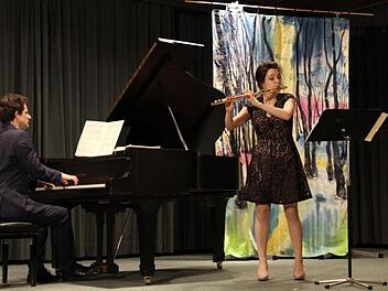 Flötistin Norina Bitta und Pianist Ralph Neubert brachten die ersten beiden Sätze aus dem zweiten Konzert für Flöte von Wolfgang Amadeus Mozart dar.Jule Müller