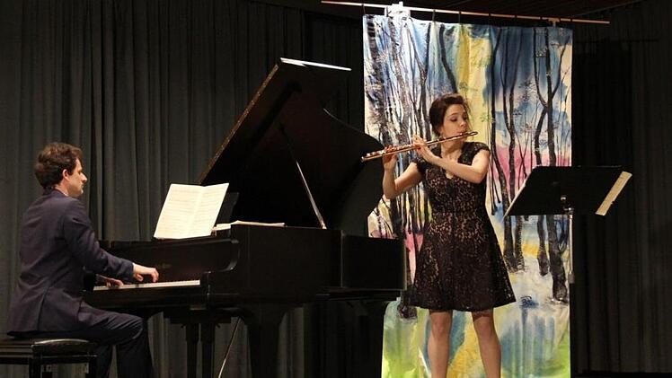Flötistin Norina Bitta und Pianist Ralph Neubert brachten die ersten beiden Sätze aus dem zweiten Konzert für Flöte von Wolfgang Amadeus Mozart dar.Jule Müller