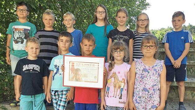 Die Schüler übergaben eine Spende von 1750 Euro an den Verein Ein-Dollar-Brille. Foto: Christina Eckert