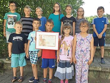 Die Schüler übergaben eine Spende von 1750 Euro an den Verein Ein-Dollar-Brille. Foto: Christina Eckert