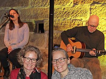 Monika Kober (vorne, rechts) bringt in ihrer Kulturscheune am Putzenstein bei Thurnau Künstler verschiedenster Richtungen und das Publikum ganz nahe zusammen. Die Kronacher Erzählerin Ilona Graf (vorne, links) wird am 8. Dezember bei einer "Langen Nacht der Wintergeschichten" dabei sein.  Foto: Rainer Glissnik