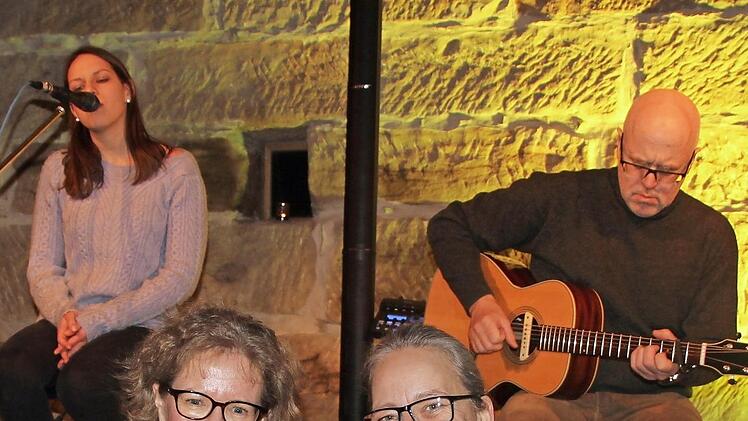 Monika Kober (vorne, rechts) bringt in ihrer Kulturscheune am Putzenstein bei Thurnau Künstler verschiedenster Richtungen und das Publikum ganz nahe zusammen. Die Kronacher Erzählerin Ilona Graf (vorne, links) wird am 8. Dezember bei einer "Langen Nacht der Wintergeschichten" dabei sein.  Foto: Rainer Glissnik